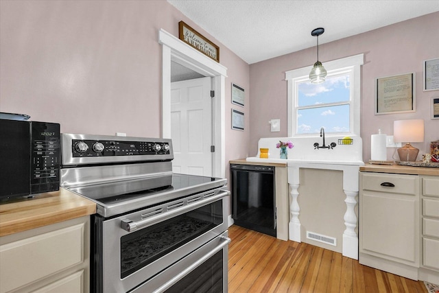 55 N 2600e Rd, Rankin, IL 60960 - kitchen with black appliances, light wood-style floors, light countertops, and decorative light fixtures