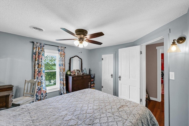 55 N 2600e Rd, Rankin, IL 60960 - bedroom with wood finished floors, a textured ceiling, ceiling fan, and baseboards
