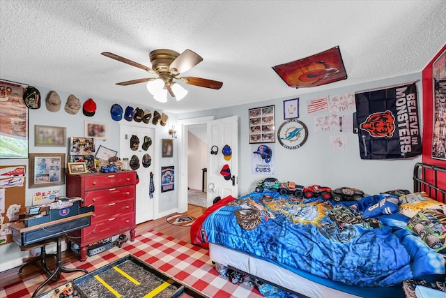 55 N 2600e Rd, Rankin, IL 60960 - bedroom featuring a textured ceiling, ceiling fan, and wood finished floors