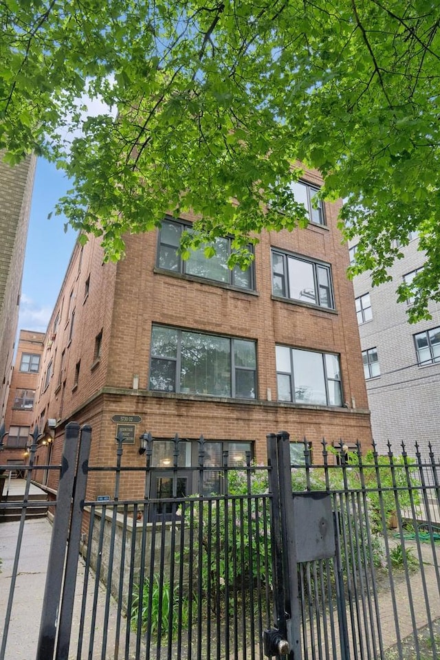 5730 N Hermitage Ave Unit 2, Chicago, IL 60660 - view of building exterior featuring a fenced front yard