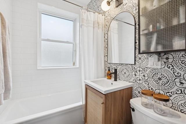 5730 N Hermitage Ave Unit 2, Chicago, IL 60660 - bathroom featuring toilet, vanity, and shower / bath combo
