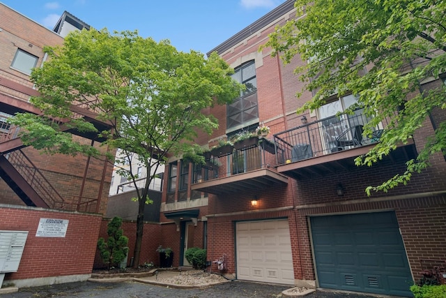 1012 S Loomis St Unit F, Chicago, IL 60607 - view of property with a garage