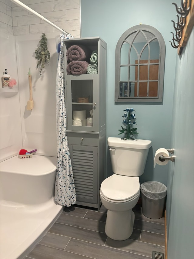 5116 154th St, Oak Forest, IL 60452 - bathroom with toilet, a shower with curtain, and wood tiled floors