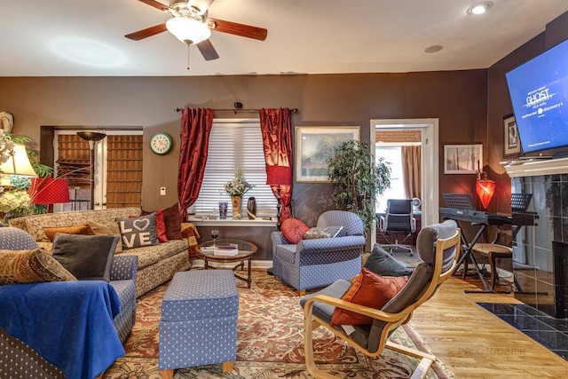 5942 S King Dr Unit 2N, Chicago, IL 60637 - living area featuring a desk and a ceiling fan