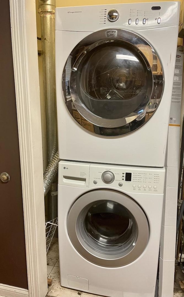 5942 S King Dr Unit 2N, Chicago, IL 60637 - laundry room featuring stacked washer / dryer and tile patterned floors