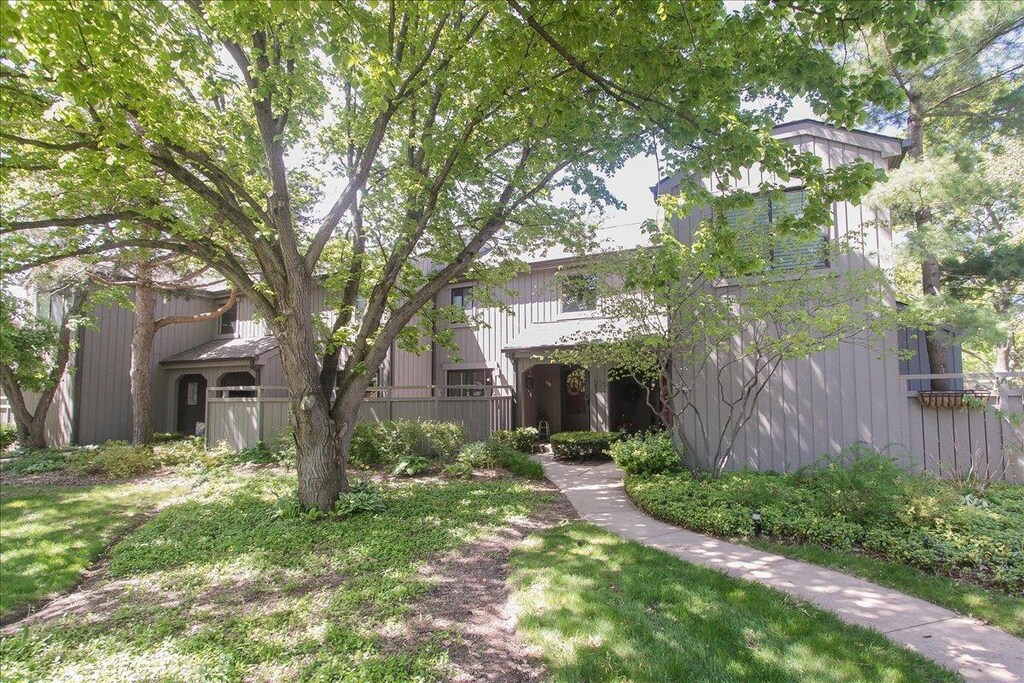 196 Shoreline Rd, Lake Barrington, IL 60010 - photo 1
