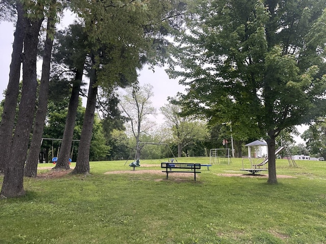 39270 N Lake Ave, Lake Villa, IL 60046 - view of property's community featuring a yard