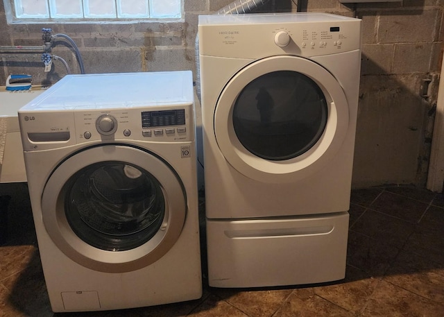 526 Marquette Ave, Calumet City, IL 60409 - washroom with washer and dryer