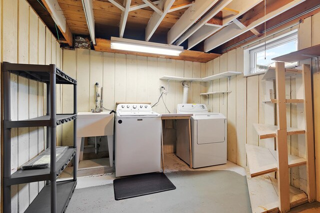 9017 S 50th Ave, Oak Lawn, IL 60453 - laundry room featuring independent washer and dryer