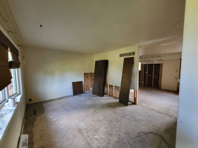 4502 NW Scenic Dr, Peoria, IL 61615 - view of unfurnished living room