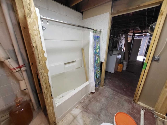 4502 NW Scenic Dr, Peoria, IL 61615 - full bath featuring washer / dryer, shower / bath combo, and toilet