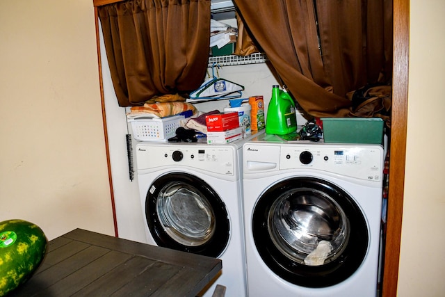 17429 W Chestnut Ln, Gurnee, IL 60031 - laundry area featuring washing machine and clothes dryer