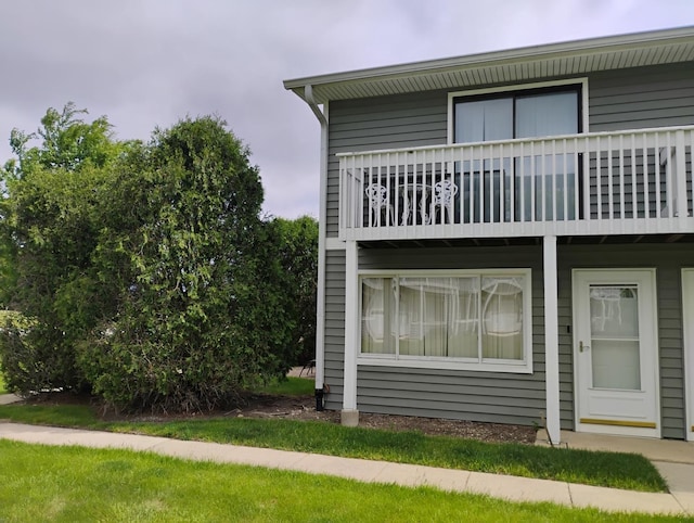 17429 W Chestnut Ln, Gurnee, IL 60031 - view of side of home with a balcony