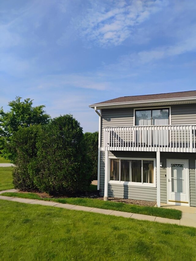 17429 W Chestnut Ln, Gurnee, IL 60031 - view of front of property with a front lawn and a balcony