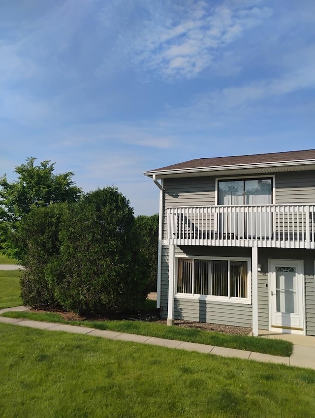 17429 W Chestnut Ln, Gurnee, IL 60031 - view of front of house featuring a front yard and a balcony