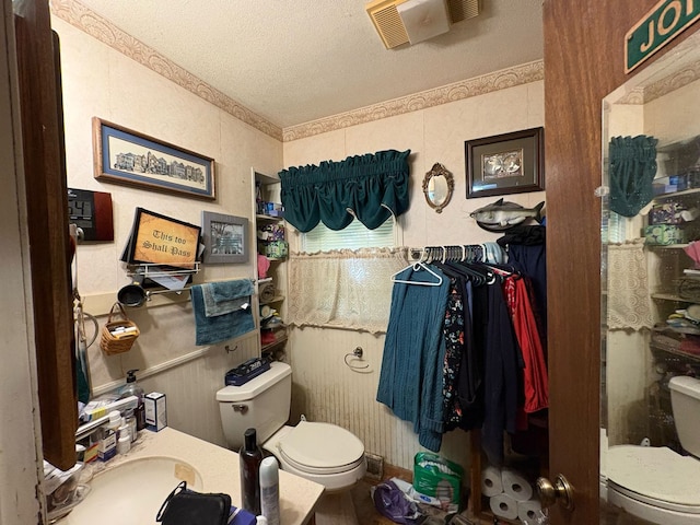 35694 N Helendale Rd, Ingleside, IL 60041 - bathroom with toilet and a textured ceiling