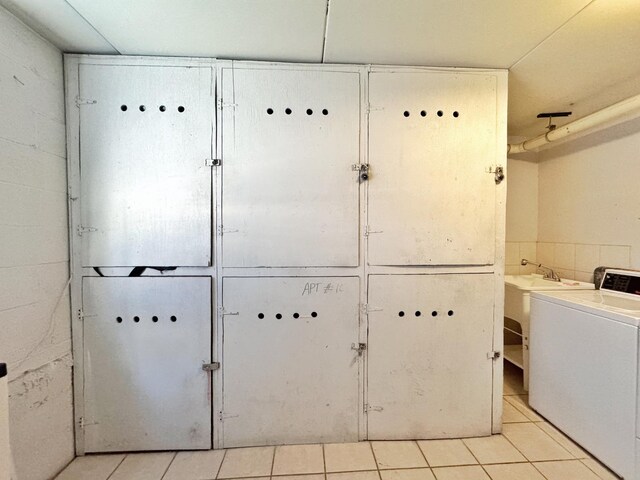 735 N Swift Rd Unit 102, Addison, IL 60101 - laundry room featuring washer / clothes dryer and light tile patterned flooring