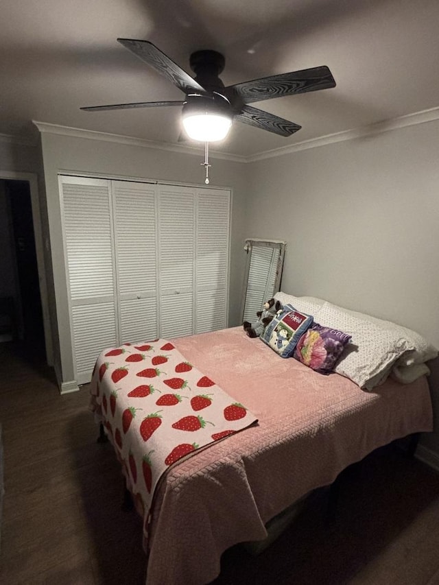 6525 Main St Unit 204, Downers Grove, IL 60516 - bedroom featuring crown molding, a closet, and a ceiling fan
