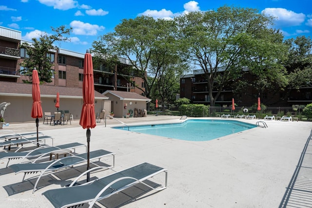 6525 Main St Unit 204, Downers Grove, IL 60516 - community pool with a patio area
