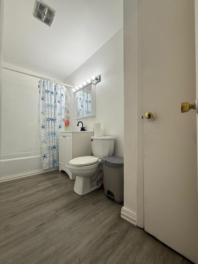 605 Hill Dr Unit 206, Hoffman Estates, IL 60169 - full bath featuring toilet, wood finished floors, and shower / bath combo with shower curtain