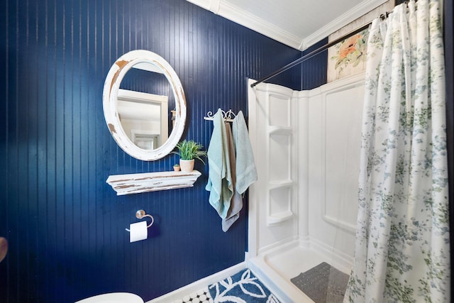 bathroom with a shower with shower curtain, baseboards, ornamental molding, and toilet