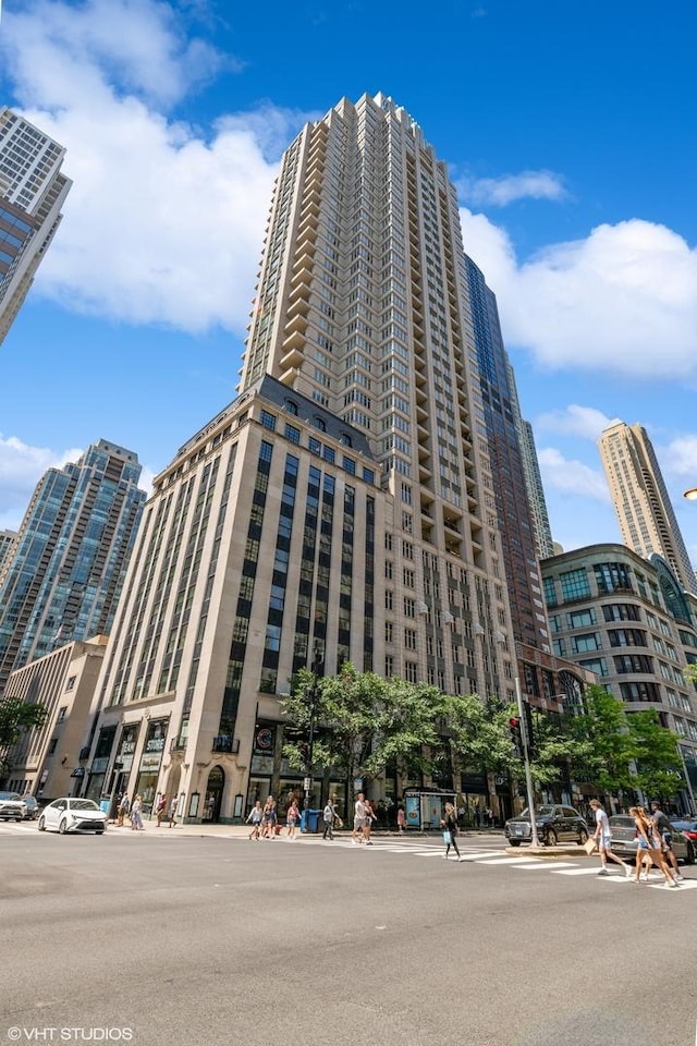 118 E Erie St Unit 21D, Chicago, IL 60611 - view of property featuring a city view