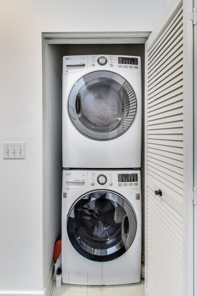 335 E Cullerton St, Chicago, IL 60616 - washroom with stacked washer / dryer