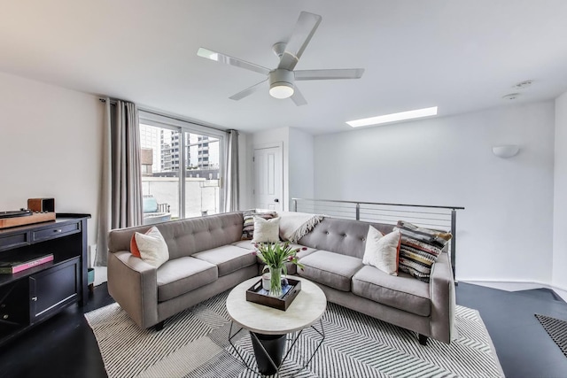 335 E Cullerton St, Chicago, IL 60616 - living area with a ceiling fan