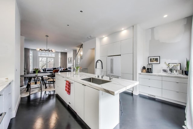 335 E Cullerton St, Chicago, IL 60616 - kitchen featuring a sink, a chandelier, modern cabinets, an island with sink, and recessed lighting