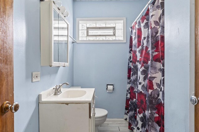 7843 S Yates Blvd, Chicago, IL 60649 - full bath with vanity, toilet, and a shower with shower curtain