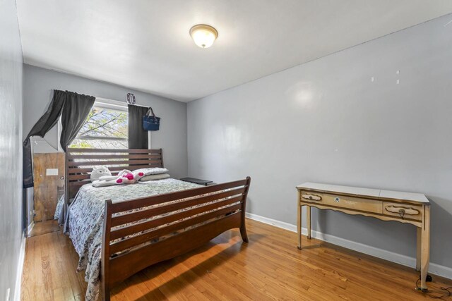 7843 S Yates Blvd, Chicago, IL 60649 - bedroom with wood finished floors and baseboards