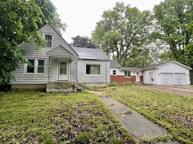 103 W 2nd St, Broadlands, IL 61816 - bungalow featuring a garage and a front lawn