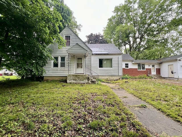 103 W 2nd St, Broadlands, IL 61816 - bungalow-style home with a front yard