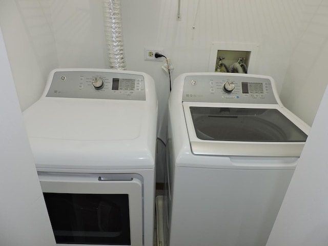 2030 University Dr, Naperville, IL 60565 - washroom featuring washer and dryer