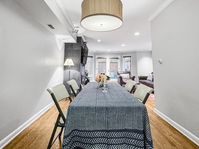 2736 N Hampden Ct Unit 105, Chicago, IL 60614 - dining area featuring ornamental molding, wood finished floors, baseboards, and recessed lighting