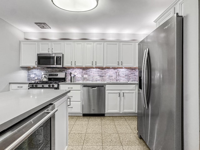2736 N Hampden Ct Unit 105, Chicago, IL 60614 - kitchen with stainless steel appliances, a sink, backsplash, and light countertops