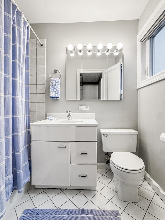 2736 N Hampden Ct Unit 105, Chicago, IL 60614 - bathroom featuring toilet, vanity, baseboards, and a shower with shower curtain