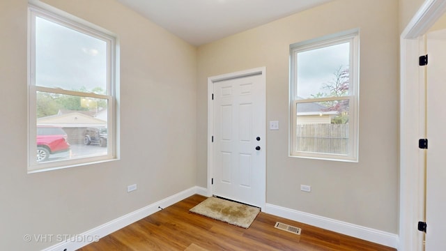 554 E Jackson St, Joliet, IL 60432 - entryway with wood finished floors and baseboards