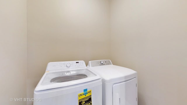 554 E Jackson St, Joliet, IL 60432 - laundry room featuring washing machine and clothes dryer