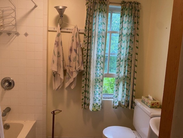 27844 1260 N Ave, Princeton, IL 61356 - bathroom with toilet and washtub / shower combination