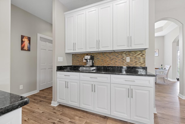 13084 Deer Xing, Roscoe, IL 61073 - kitchen with arched walkways, light wood finished floors, baseboards, and decorative backsplash