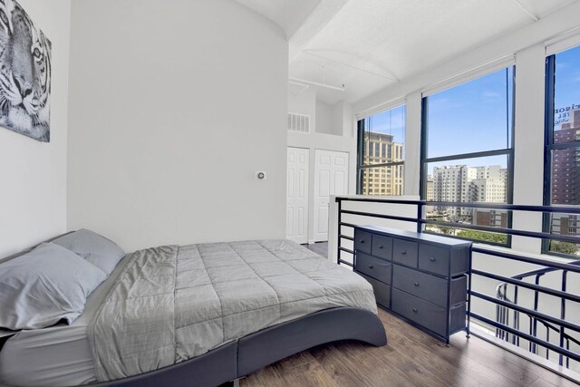 633 S Plymouth Ct Unit 701, Chicago, IL 60605 - bedroom featuring a view of city, wood finished floors, and vaulted ceiling