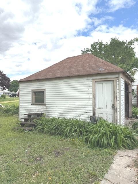 903 S Division Ave, Polo, IL 61064 - view of side of property with a shingled roof