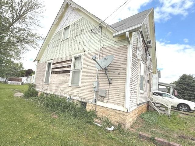 903 S Division Ave, Polo, IL 61064 - view of side of home with a lawn
