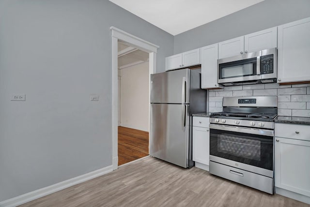2749 N Hampden Ct Unit 1E, Chicago, IL 60614 - kitchen featuring appliances with stainless steel finishes, light wood-style flooring, backsplash, white cabinets, and baseboards
