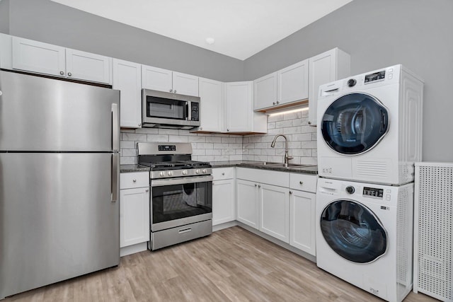 2749 N Hampden Ct Unit 1E, Chicago, IL 60614 - laundry area with stacked washer / dryer and light wood-style floors