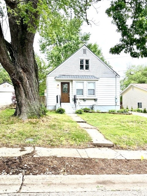 913 Academy St, Dixon, IL 61021 - bungalow-style home featuring a standing seam roof, metal roof, and a front yard