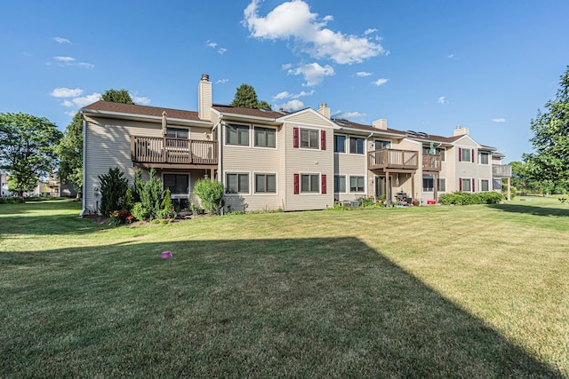 143 W Fabish Dr Unit 143, Buffalo Grove, IL 60089 - back of property featuring a yard and a balcony