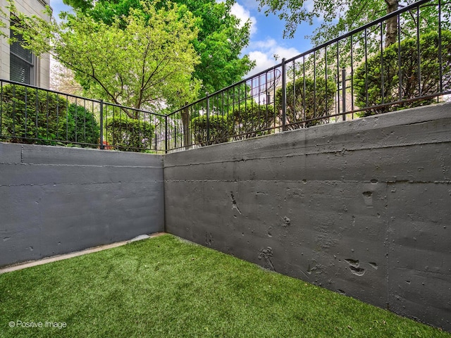 1043 W Wolfram St Unit 1, Chicago, IL 60657 - view of yard