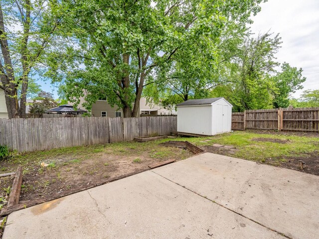 930 W Bryn Mawr Ave, Roselle, IL 60172 - fenced backyard featuring a patio